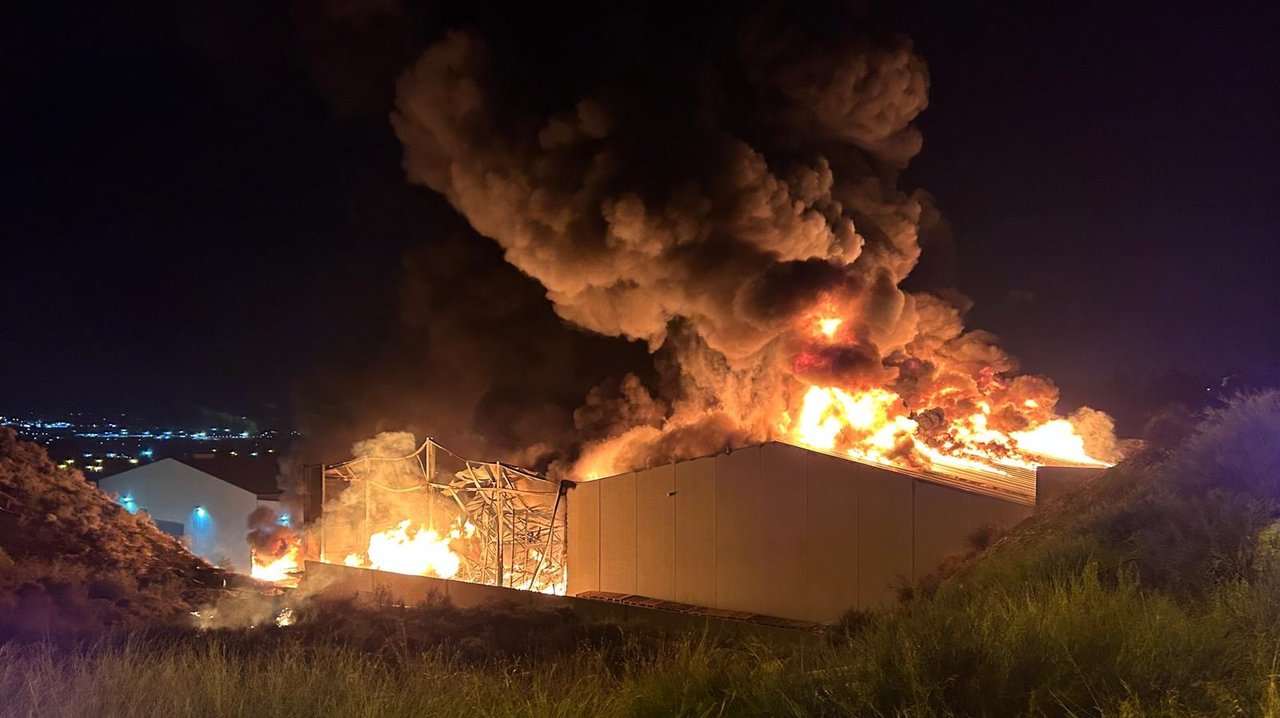 Incendio en una nave industrial del polígono La Polvorista de Molina de Segura (foto: 112)