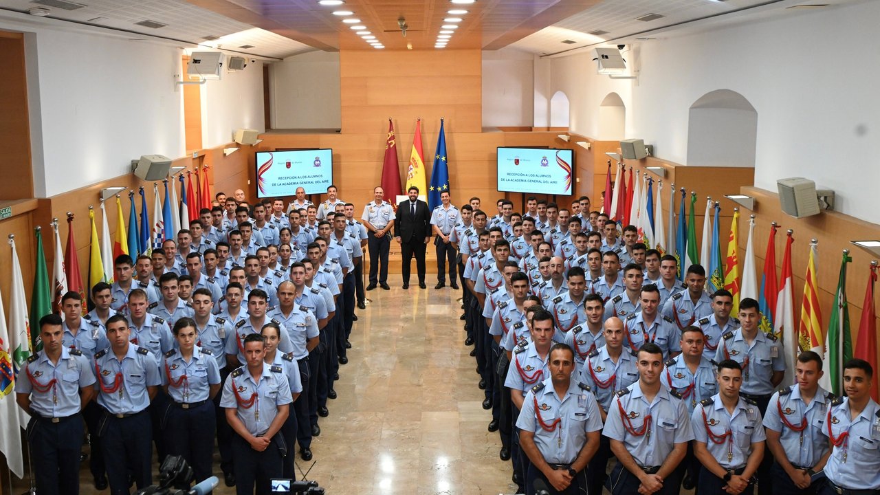 Los 112 alféreces que recibirán este viernes los Reales Despachos (foto: CARM)