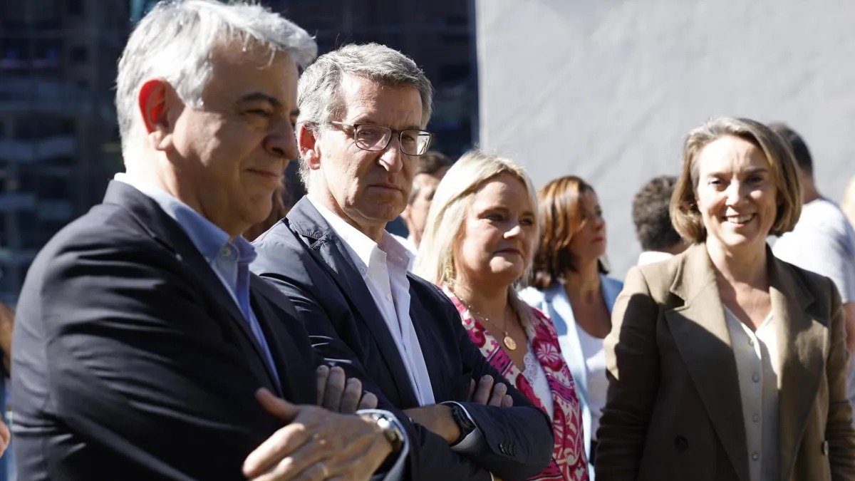 El presidente del PP, Alberto Núñez Feijóo, en el municipio vizcaíno de Ermua (foto: EFE)