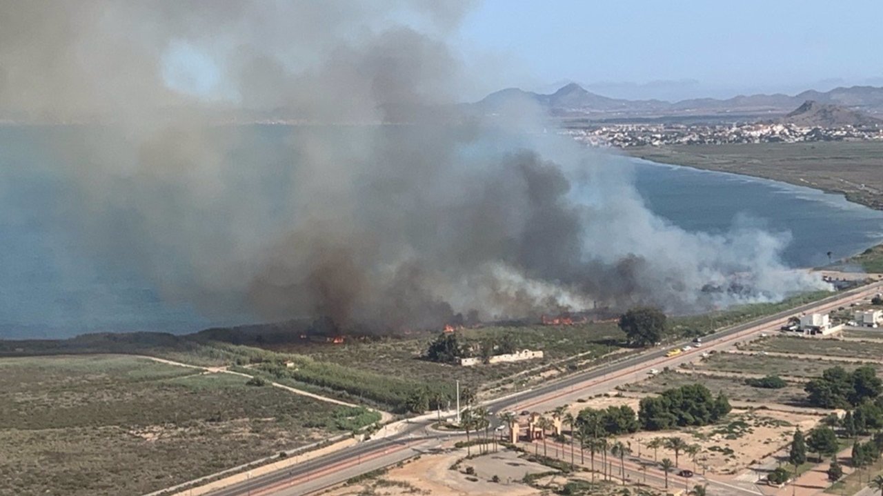 Dos helicópteros tratan de ayudar en las labores de extinción de incendios en Los Alcázares (foto: 112)