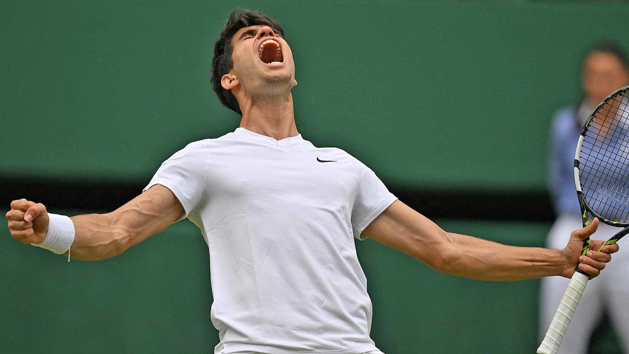 Carlos Alcaraz celebra un punto en Wimbledon