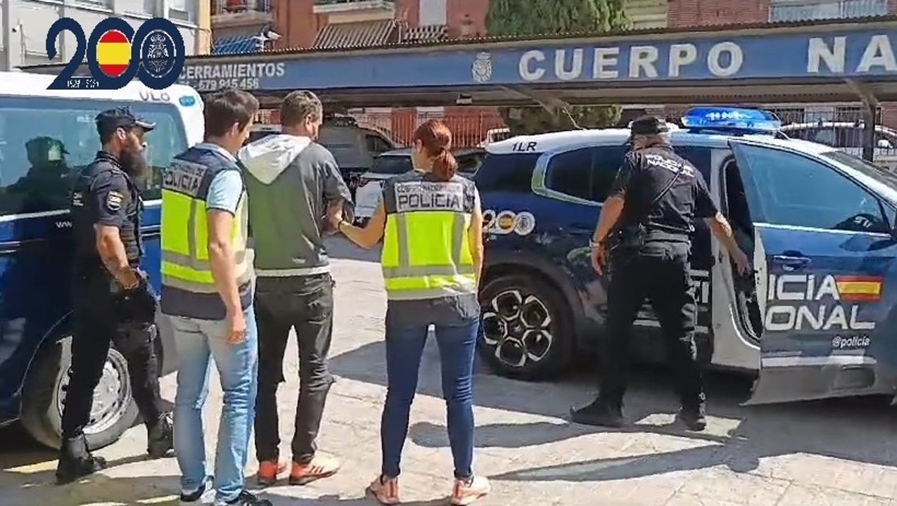 Varios agentes de la Policía Nacional junto al detenido (foto: PN)