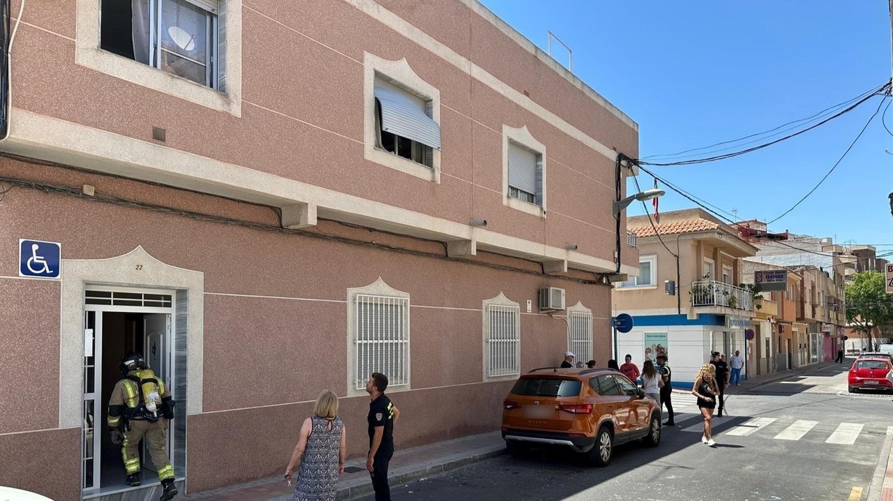 Imagen de la vivienda de Molina de Segura que ha sufrido una explosión de gas por la que han tenido que atender a dos mujeres (foto: CEIS)