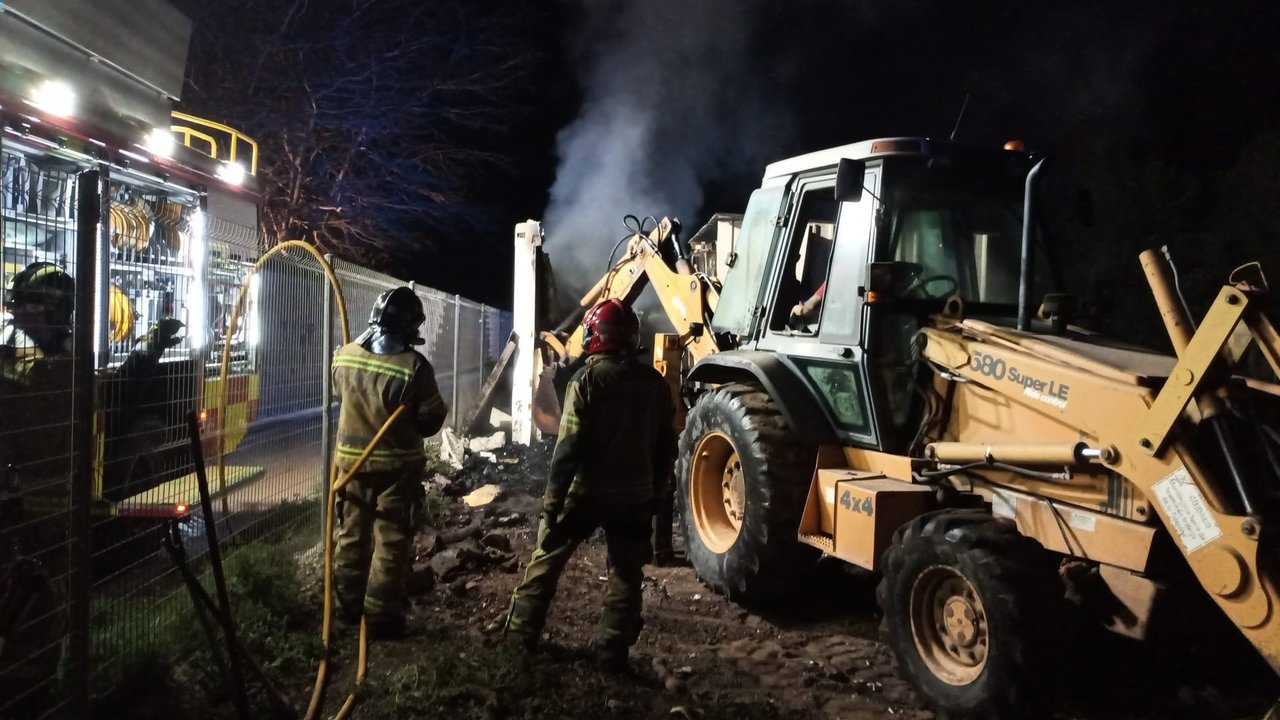 Los sanitarios atienden a un bombero afectado por el calor durante la extinción del incendio de un camión en la pedanía santomerana de El Siscar (foto: CEIS)