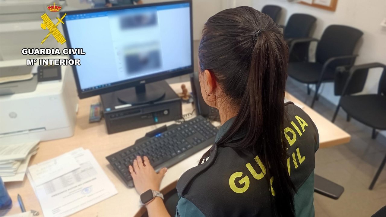 Imagen de una agente de la Guardia Civil durante la operación (foto: GC)