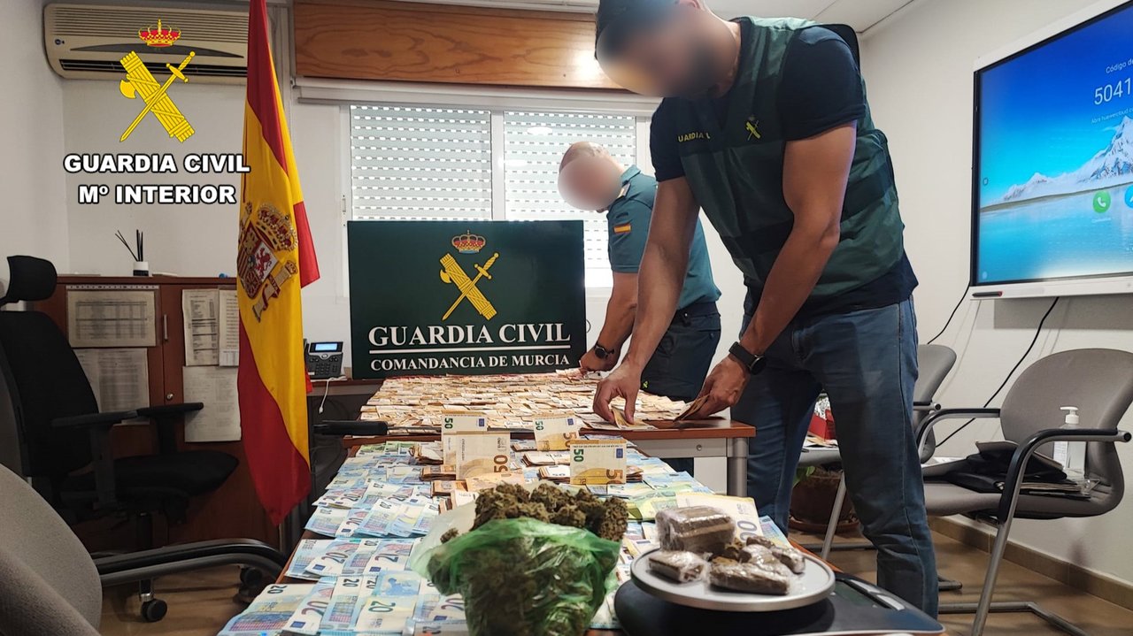 Agentes de la Guardia Civil durante la operación (foto: GC)