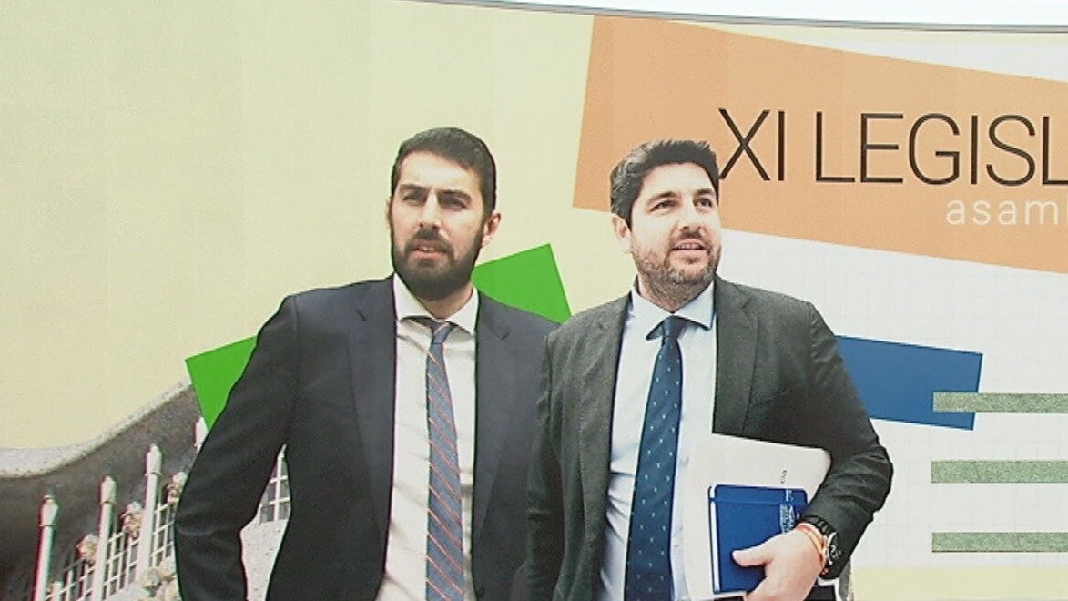 José Ángel Antelo (Vox) y Fernando López Miras (PP)