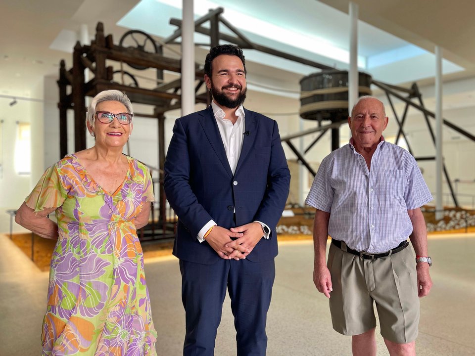 Carmela, Joaquín Zapata, presidente de la Fundación Cante de las Minas y alcalde de La Unión, y Juan Santiesteban (foto: Festival Cante de las Minas)