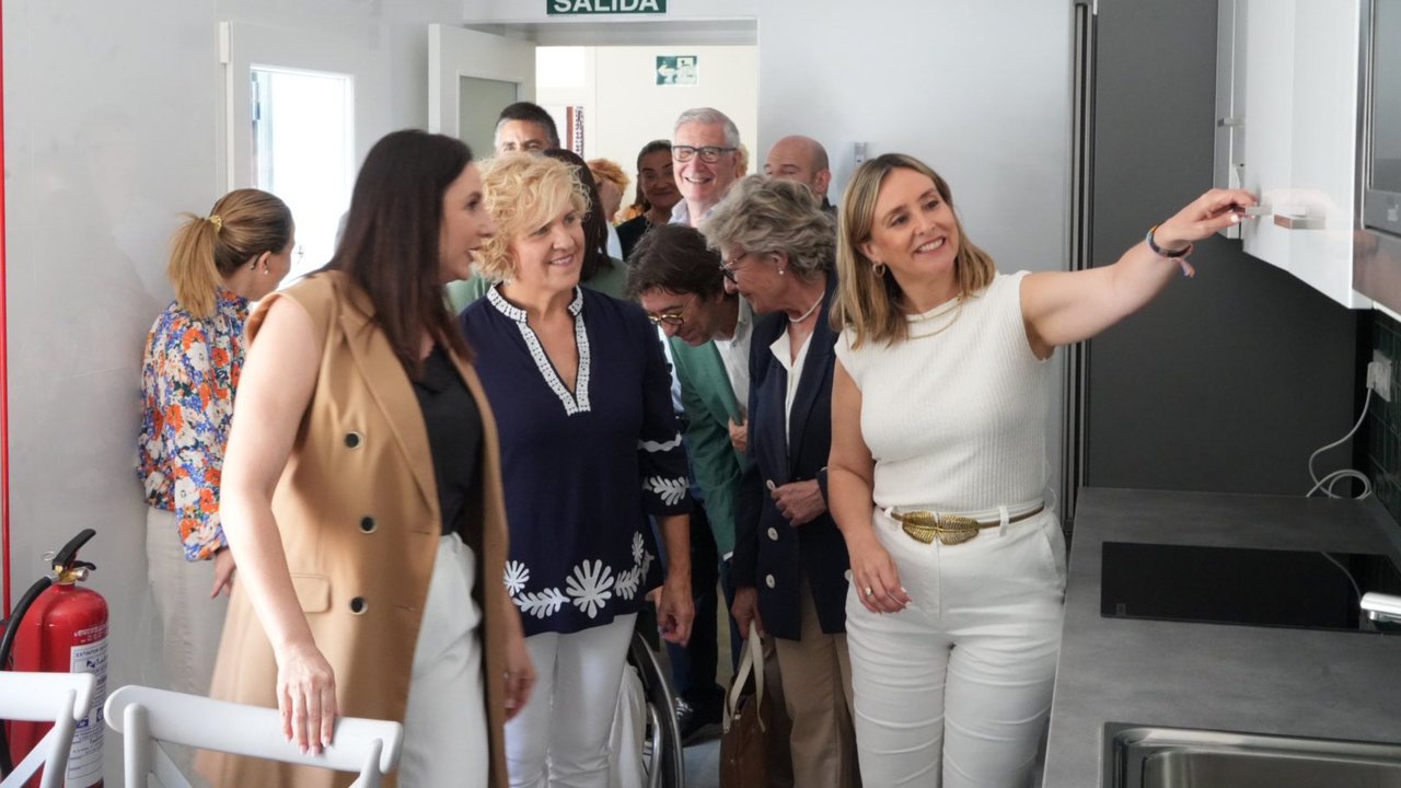 La consejera de Política Social, Familias, e Igualdad, Conchita Ruiz, en la inauguración de la nueva vivienda tutelada de la asociación APICES en Cartagena