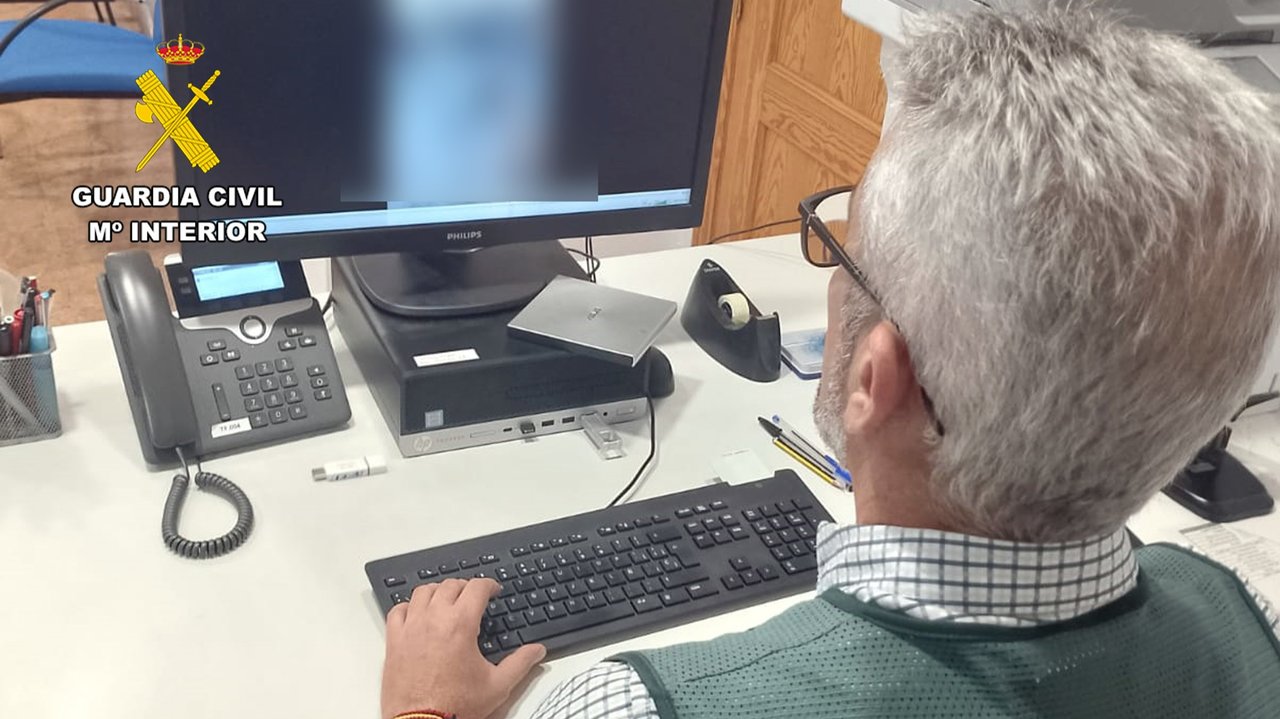 Un agente de la Guardia Civil, durante la investigación (foto: Guardia Civil)