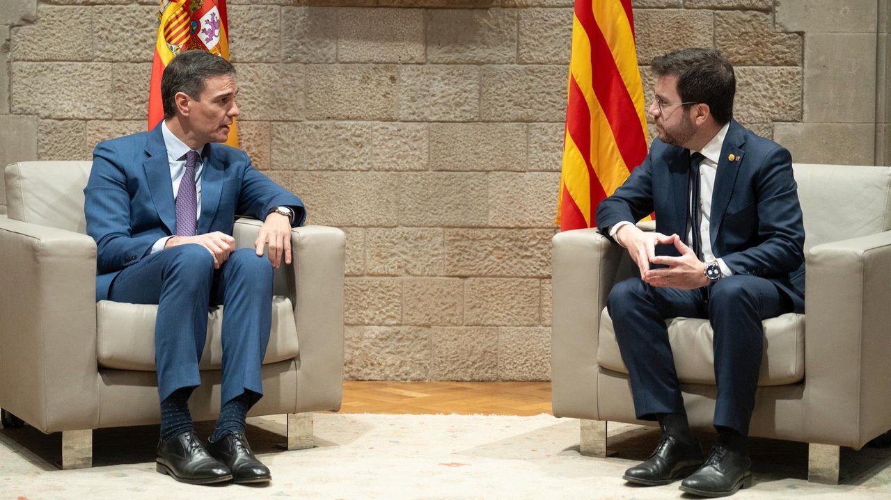 El presidente del Gobierno, Pedro Sánchez (i), y el president de la Generalitat de Catalunya, Pere Aragonès (d), se reúnen en el Palau de la Generalitat, en una reunión anterior (foto: EP)