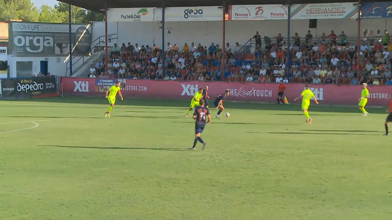 Jugadores de El Yeclano y el Fútbol Club Cartagena durante el partido (foto: La 7)