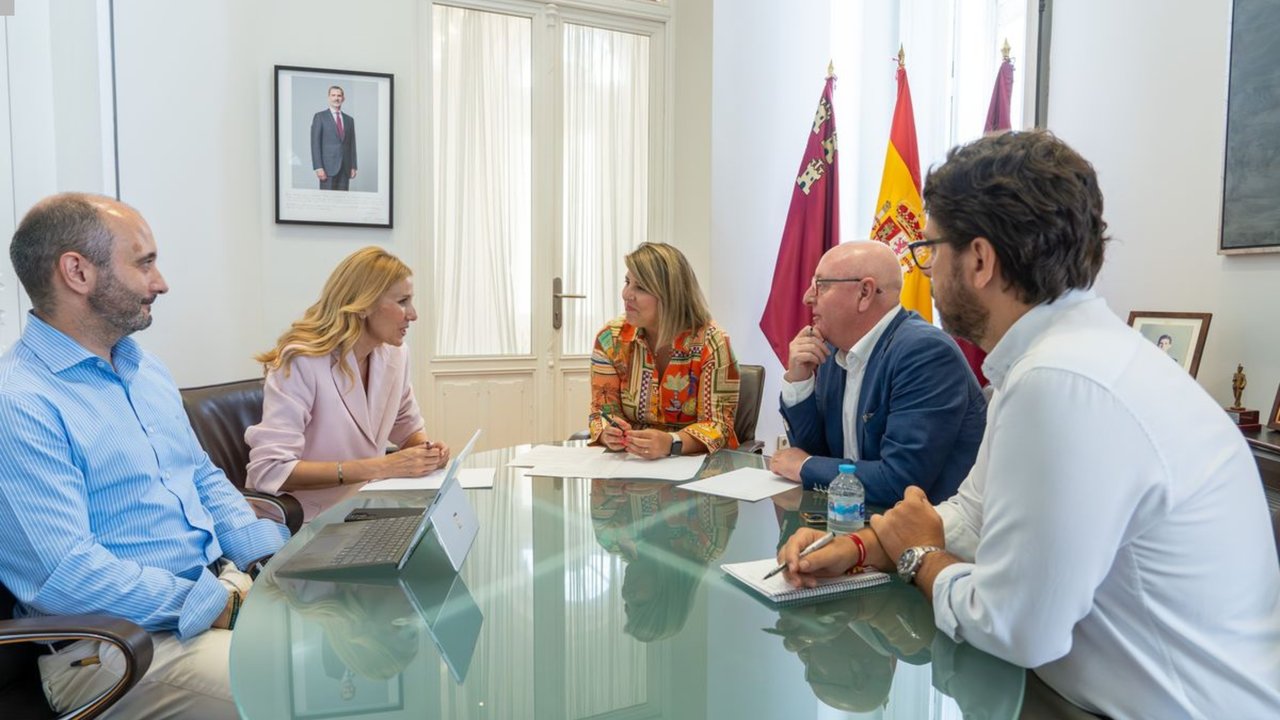 Marisa López Aragón (2i), junto a Joaquín  Gómez, director del INFO (1i), reunidos con la alcaldesa Arroyo (3d), y los ediles Diego Salinas (2d) y Álvaro Valdés (1d)