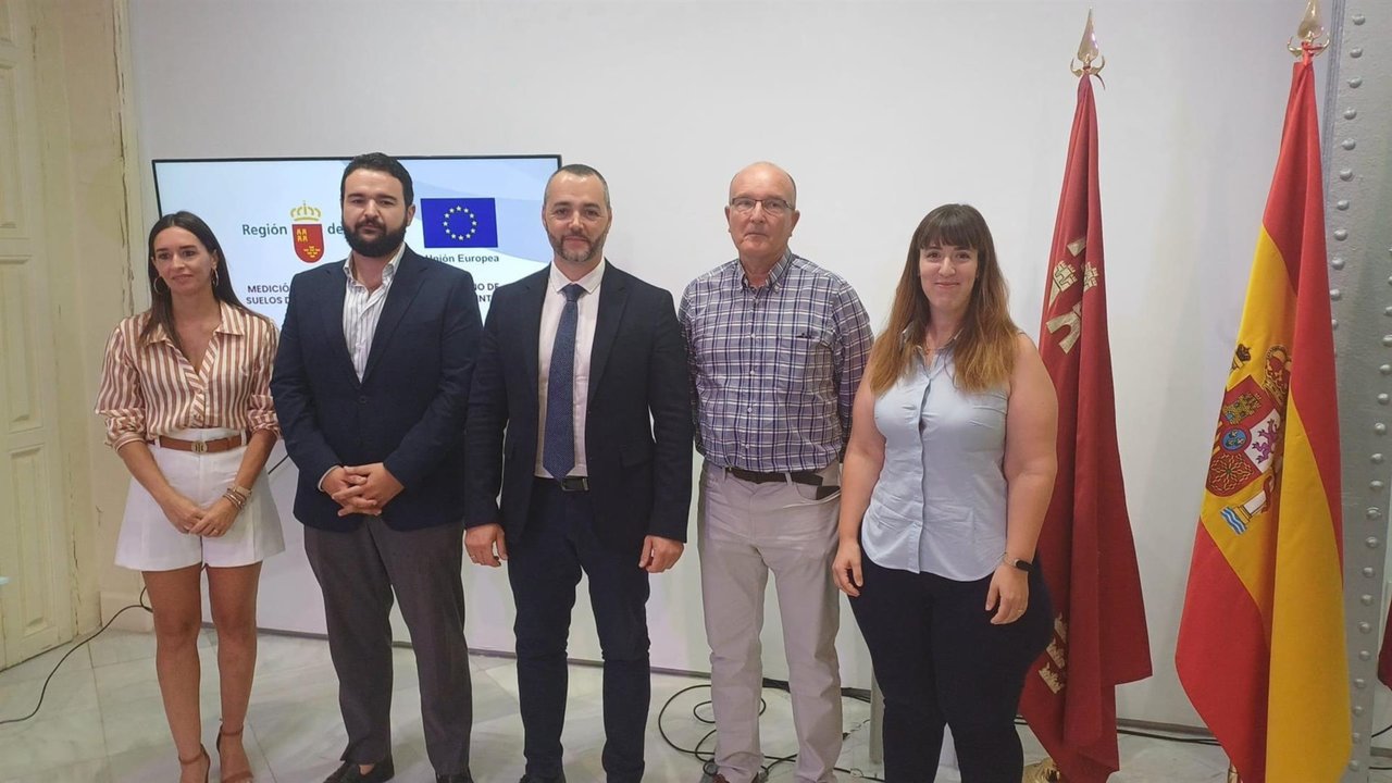 El director general de Medio Ambiente, Juan Antonio Mata, con el alcalde de La Unión, Joaquín Zapata; la edil de Industria, Silvia García; el jefe del departamento de Planificación Ambiental del Ayuntamiento de Cartagena, Antonio Sansano - CARM