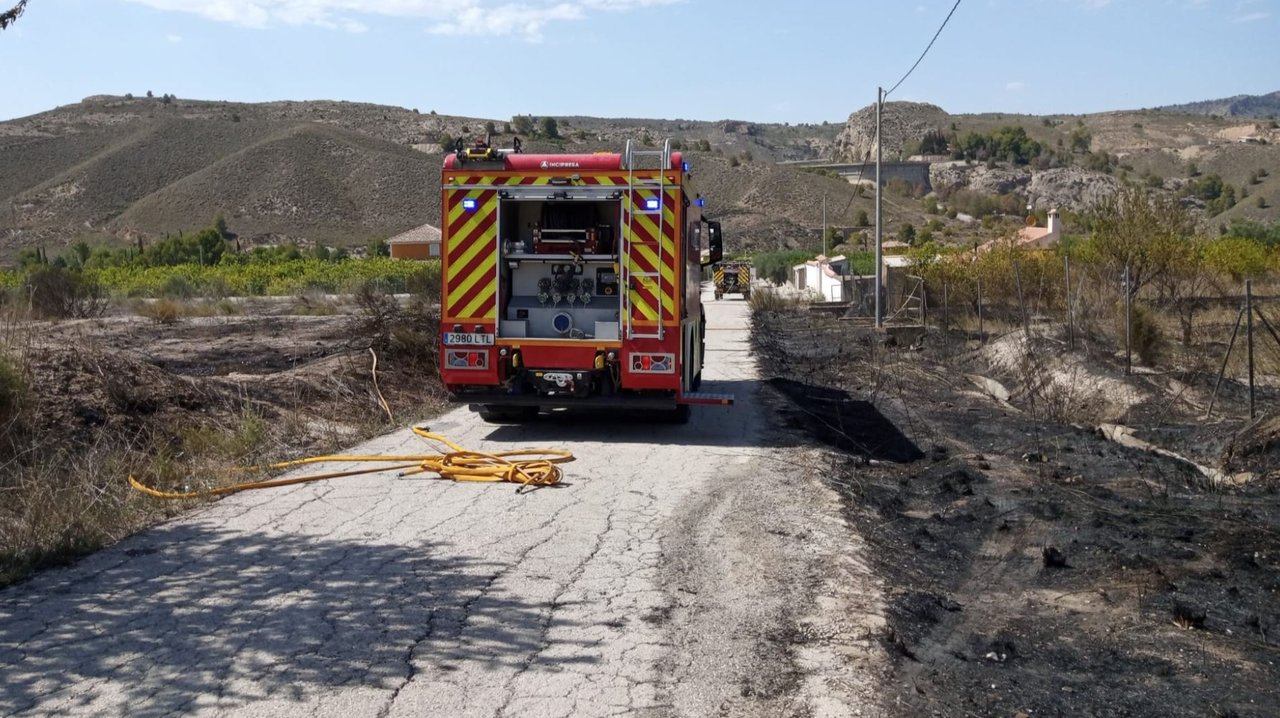 Camión de bomberos desplazado en el lugar (foto: 1-1-2)