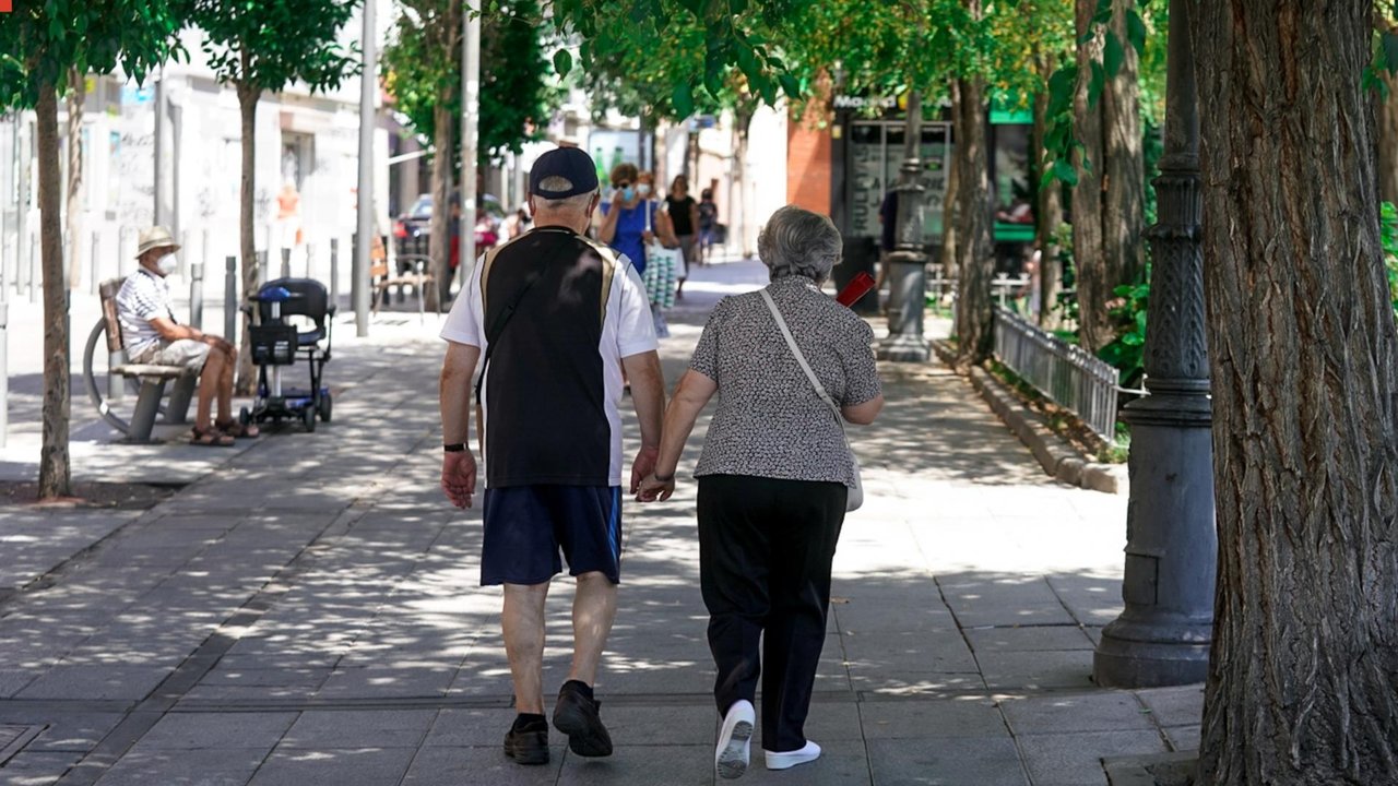 Una pareja de pensionistas camina por las calles