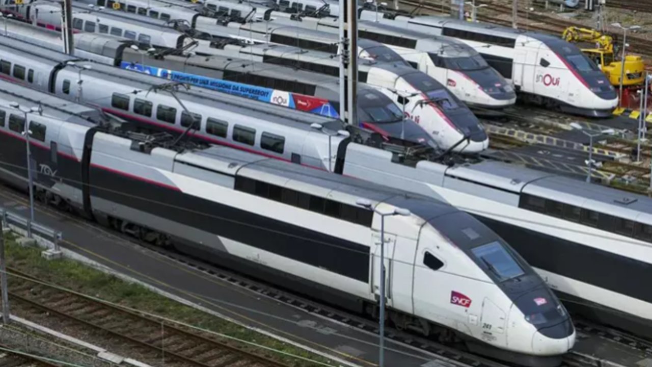 Trenes de alta velocidad en un depósito cerca de la capital de Francia