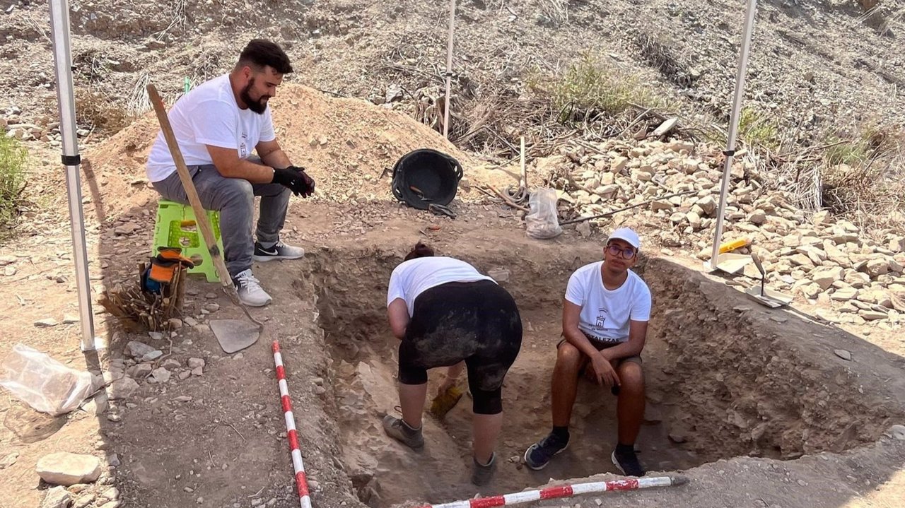 Voluntarios del programa de voluntariado en las excavaciones de Las Fortalezas del Rey Lobo (foto: Ayuntamiento de Murcia)