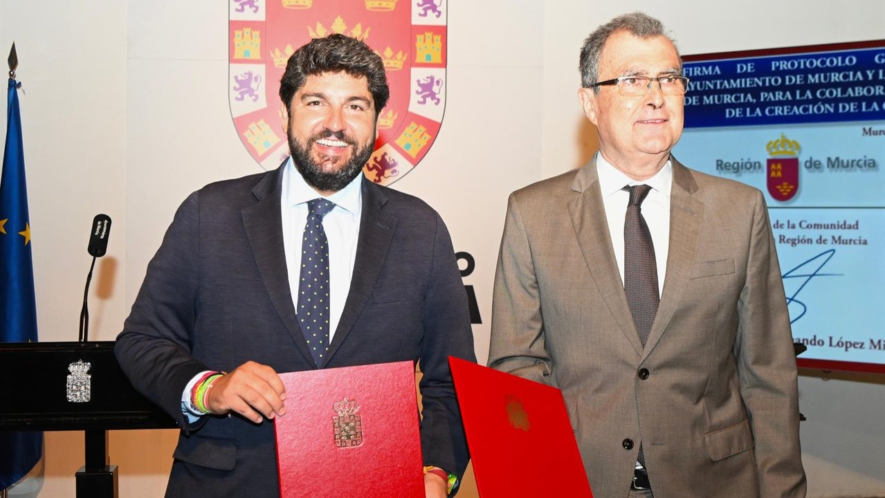 El presidente de la Comunidad, Fernando López Miras, junto al alcalde de Murcia, José Ballesta, en la firma del protocolo de colaboración para la celebración durante 2025 de los 1.200 años de creación de la ciudad (foto: CARM)