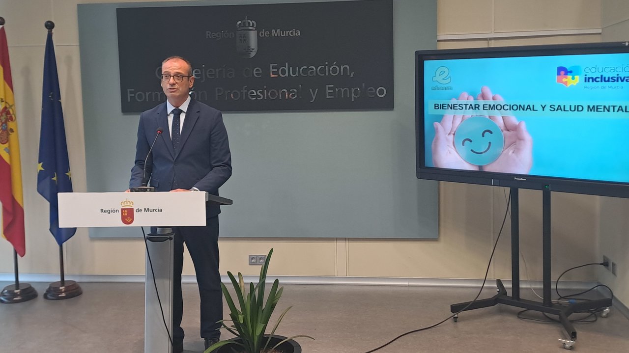 El consejero de Educación y Formación Profesional, Víctor Marín, durante la presentación del 'Plan de bienestar emocional'