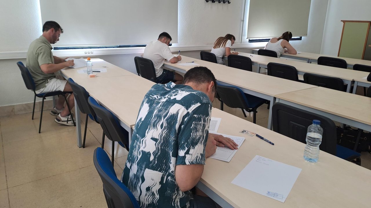 Opositores realizando su examen el mes pasado (foto: CARM)