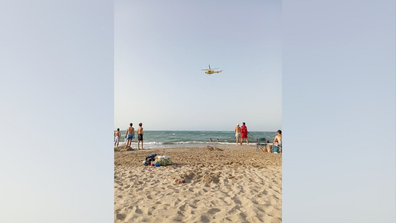 Un helicóptero sobrevuela la playa de Las Amoraledas de La Manga del Mar Menor (foto: @raulesrules en la red social X)