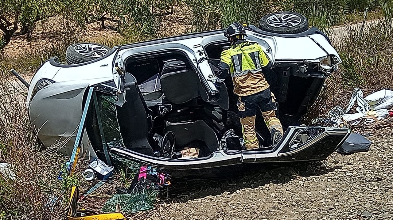 Un vehículo volcado en la RM-16 a la altura de Bullas (foto: 112)