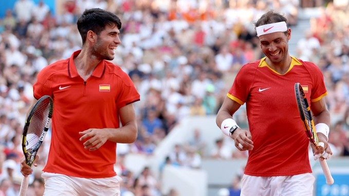 Carlos Alcaraz y Rafa Nadal celebran el pase a los cuartos de final de los Juegos Olímpicos (foto: EP)