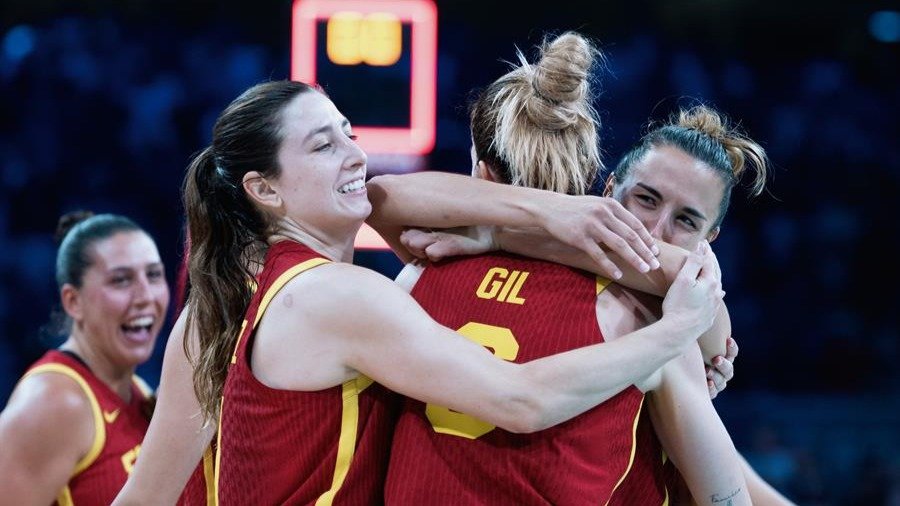 La murciana Laura Gil celebra el triunfo de España con sus compañeras de selección ante Puerto Rico y certificar el pase a cuartos (foto: Agencias)