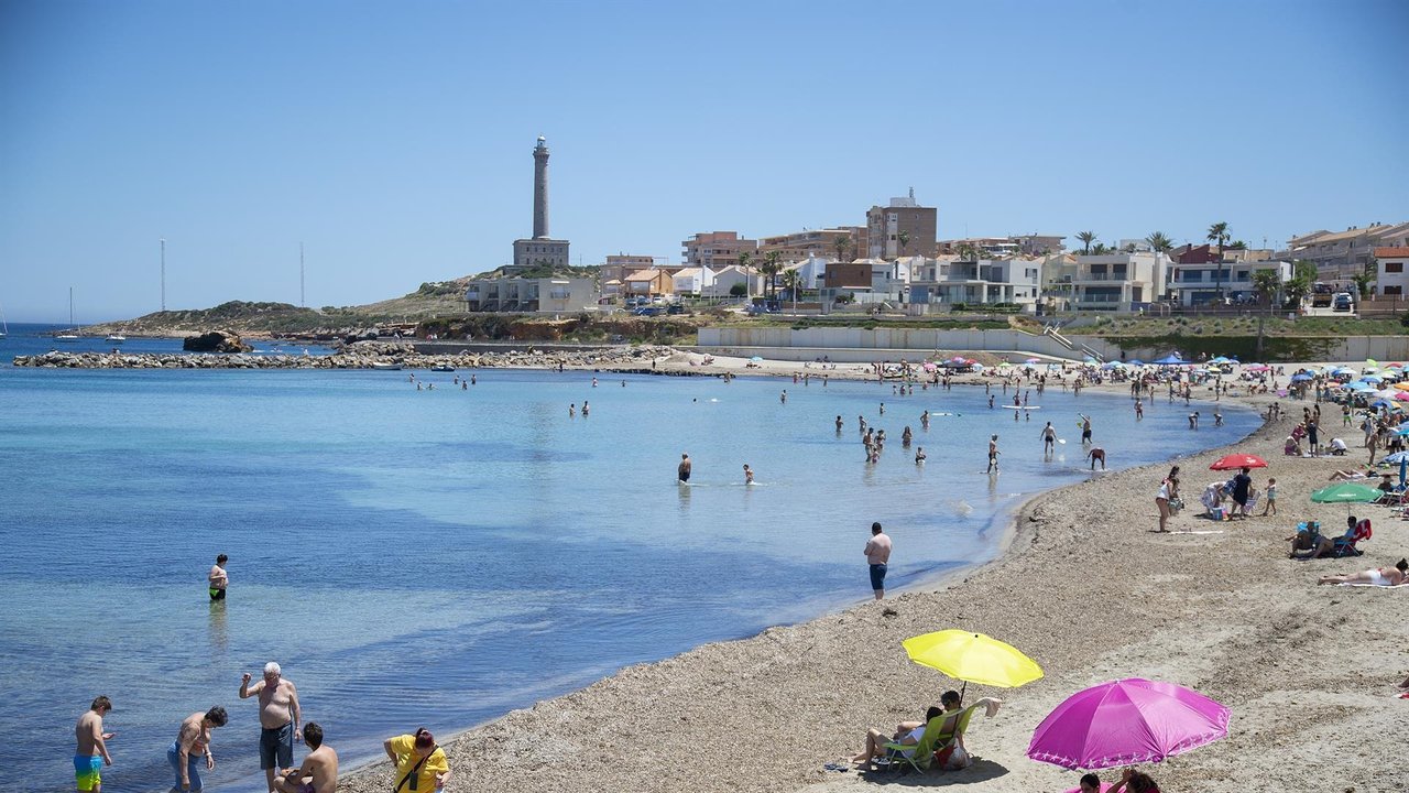 Foto de archivo de varias personas en la Playa de Levante de La Manga del Mar Menor (foto: EP)