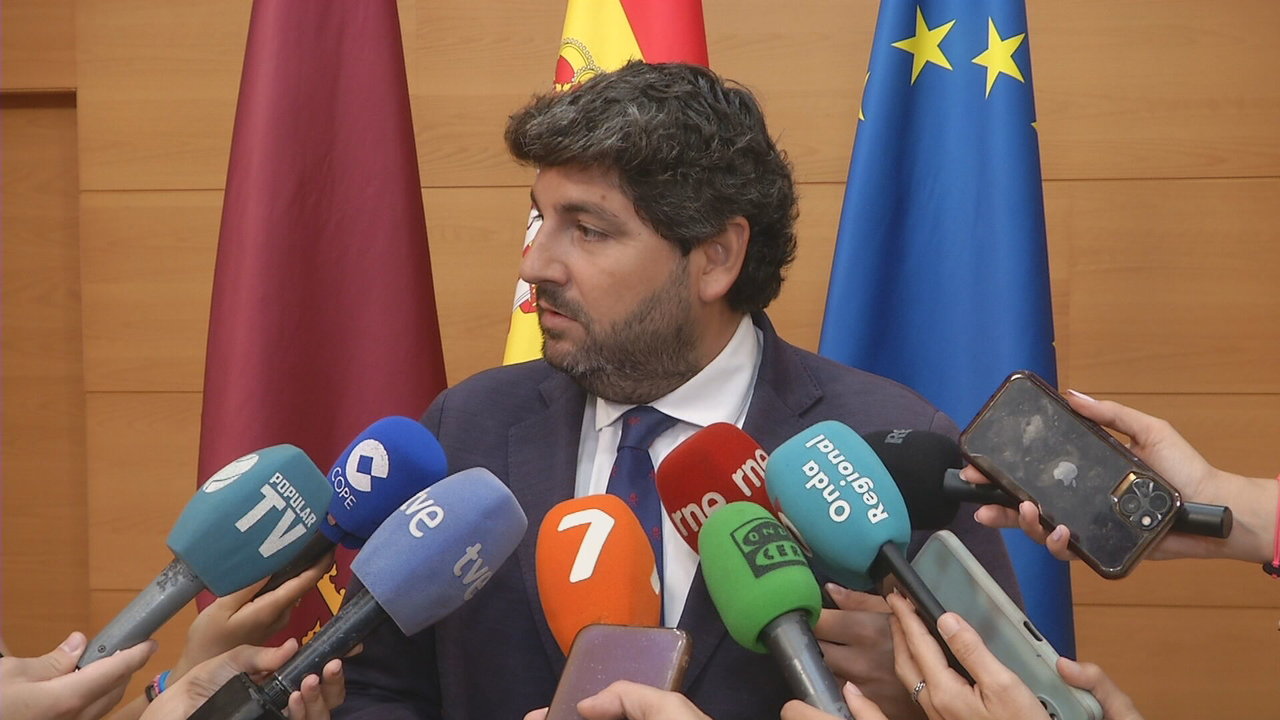 El presidente de la Región de Murcia, Fernando López Miras, en declaraciones a los medios (foto: La 7)