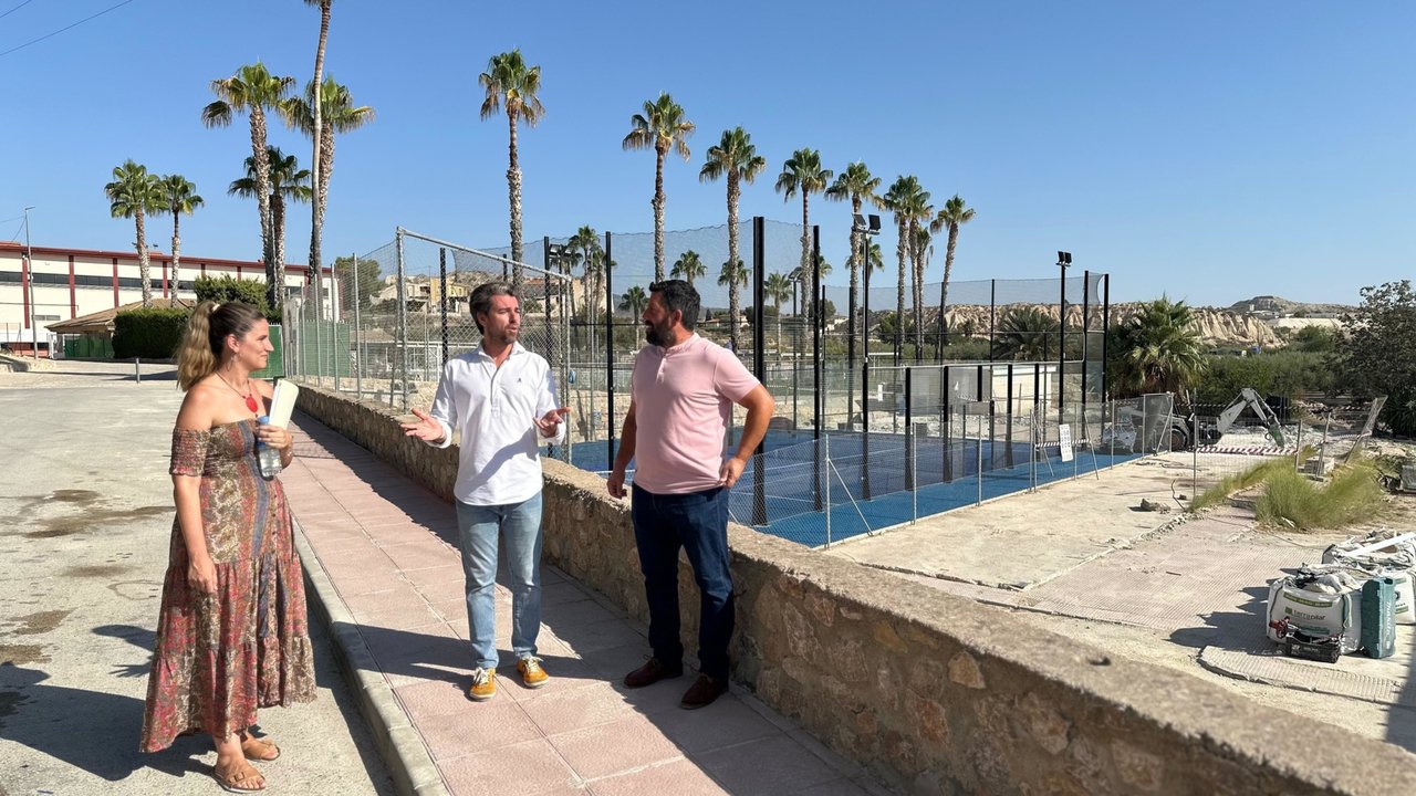 Fotografía de la visita al inicio de las obras en el polideportivo municipal de Campos del Río