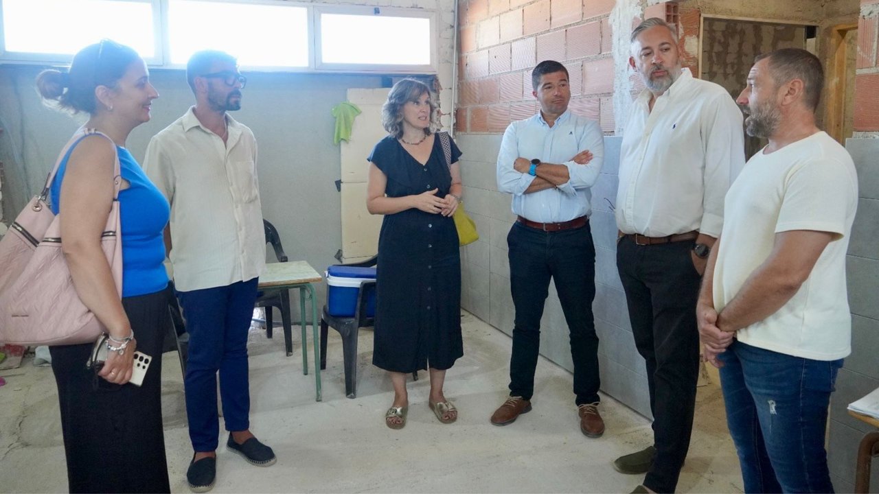 El director general de Formación Profesional, Enseñanzas de Régimen Especial y Educación Permanente, Luis Quiñonero, visitó las obras del nuevo comedor del colegio Campoazahar de Santomera junto con el alcalde de la localidad, Víctor Martínez