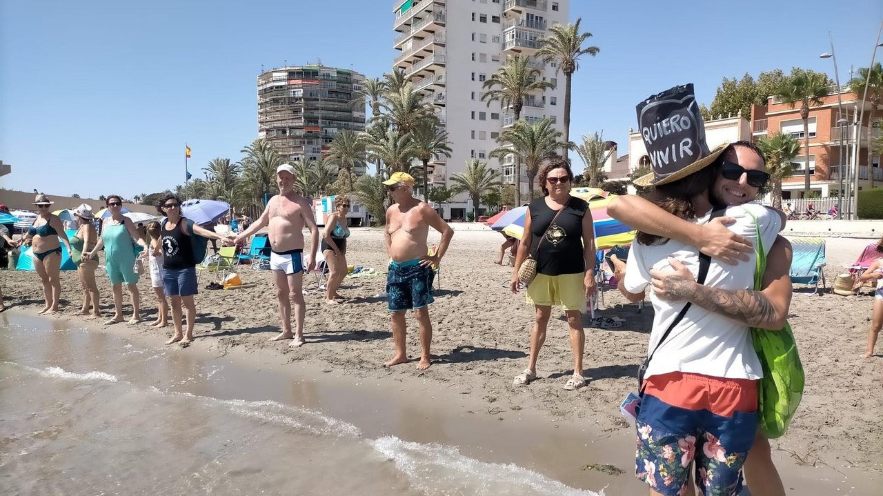 Imagen del 'abrazo' al Mar Menor  (foto: EP)