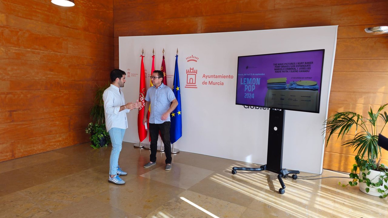 El concejal de Cultura e Identidad, Diego Avilés, y el responsable de Espectáculos Faro, Rafael Gómez-Vizcaíno, presenta la vigésimo octava edición del Festival 'Lemon Pop' (foto: Ayuntamiento de Murcia)