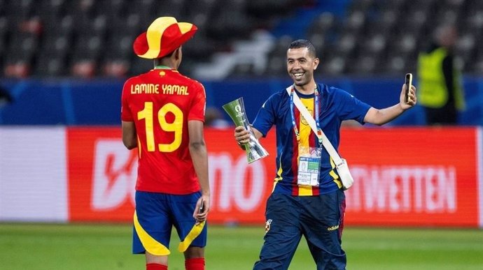 El padre de Lamine Yamal celebra con su hijo el título de la Eurocopa con la Selección Española de fútbol (foto: Agencias)