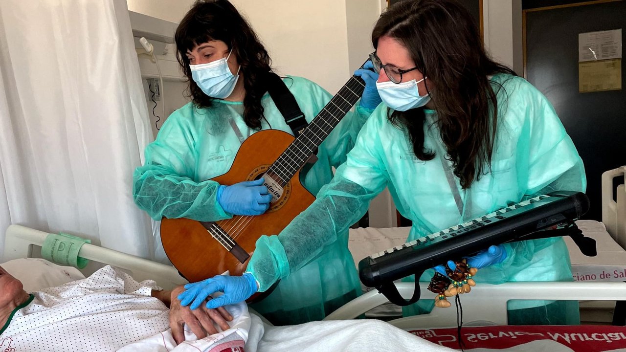 El proyecto 'Afinando Corazones' incluye la realización de sesiones de musicoterapia en la planta de Oncología de adultos