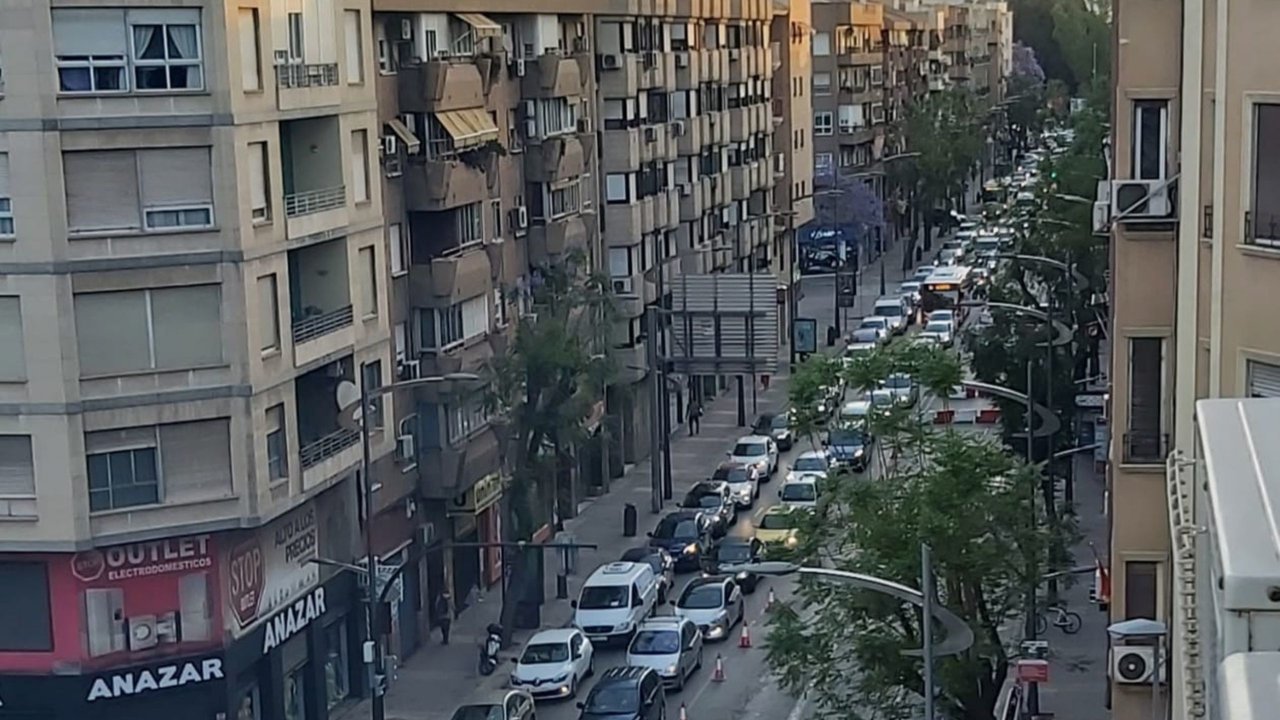 Tráfico colapsado en el barrio de El Carmen