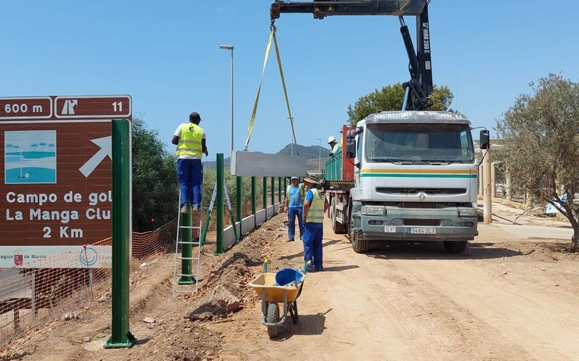 Construcción de las barreras acústicas en Los Belones