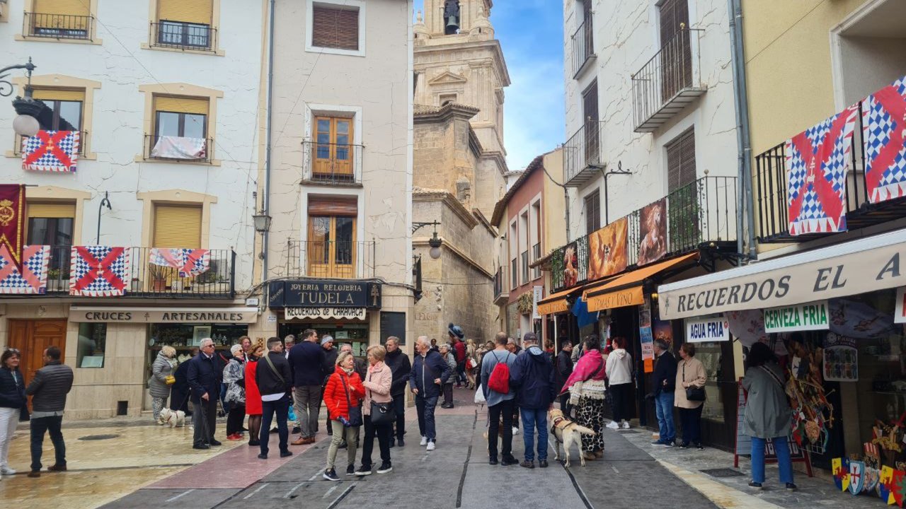 Una imagen de peregrinos dispuestos a iniciar la subida a la Basílica de la Vera Cruz.