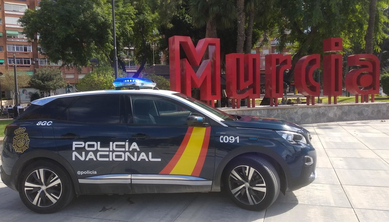 Un vehículo de la Policía Nacional en Murcia (foto: PN)