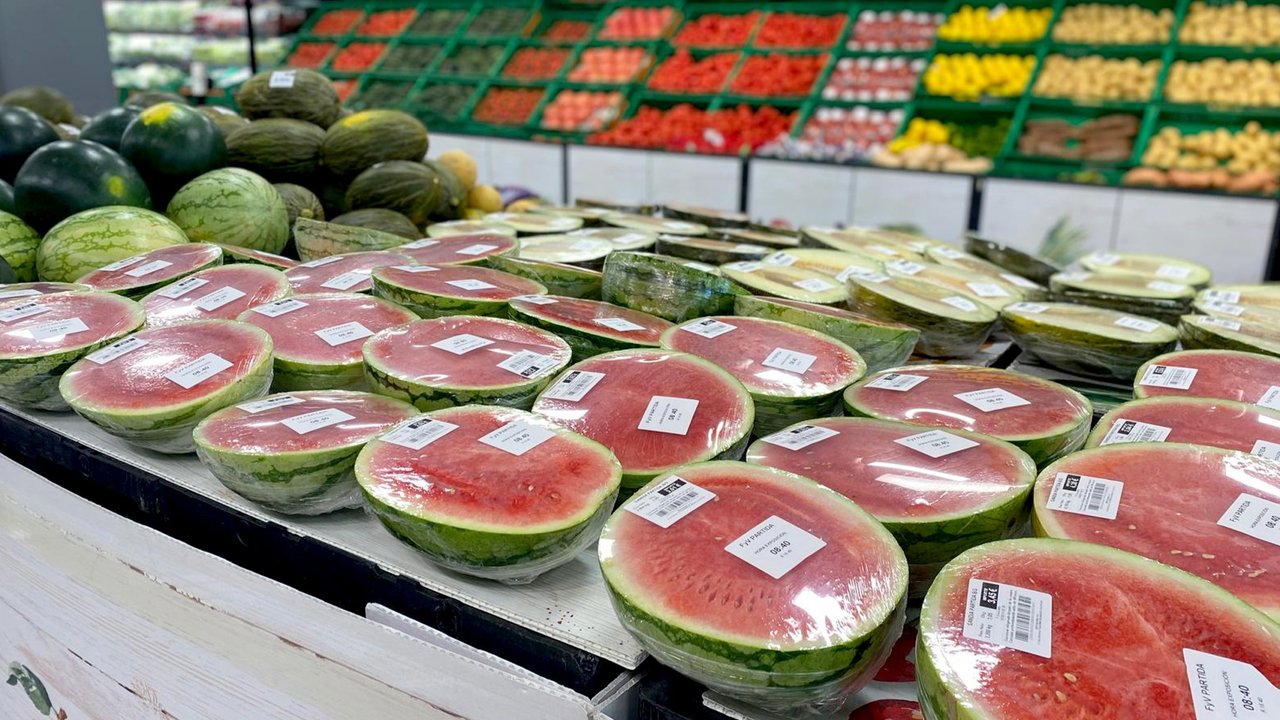 Sandía partida en la sección de Fruta y Verdura de Mercadona (foto: Mercadona)