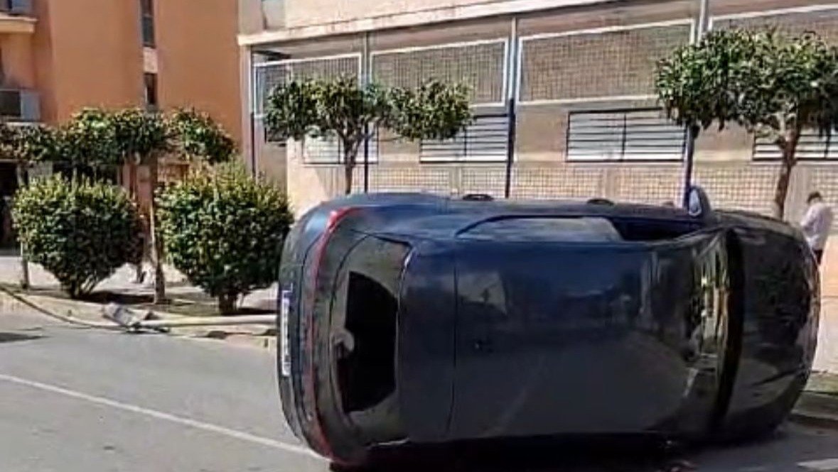 Un coche se estrella contra una farola en Mazarrón.