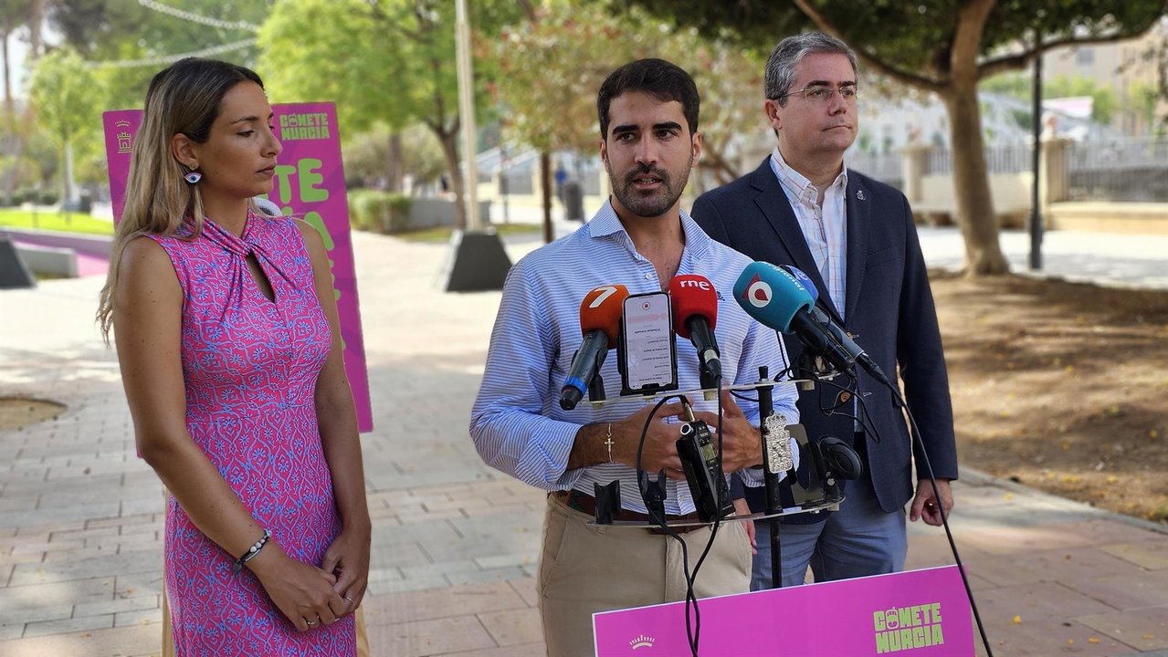 El concejal de Cultura e Identidad, Diego Avilés, y el concejal de Turismo, Comercio y Consumo, Jesús Pacheco, presentan la feria (foto: Ayto. de Murcia)