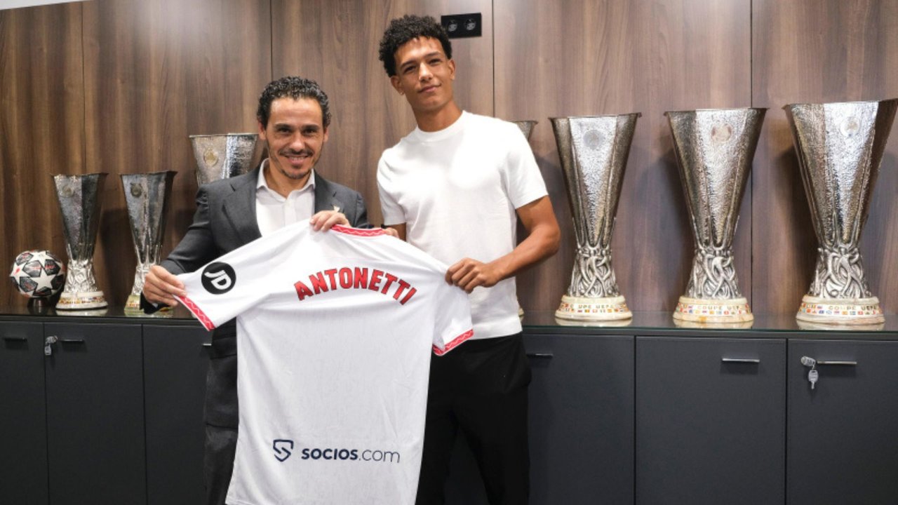 Leandro Antonetti posa con la camiseta del Sevilla