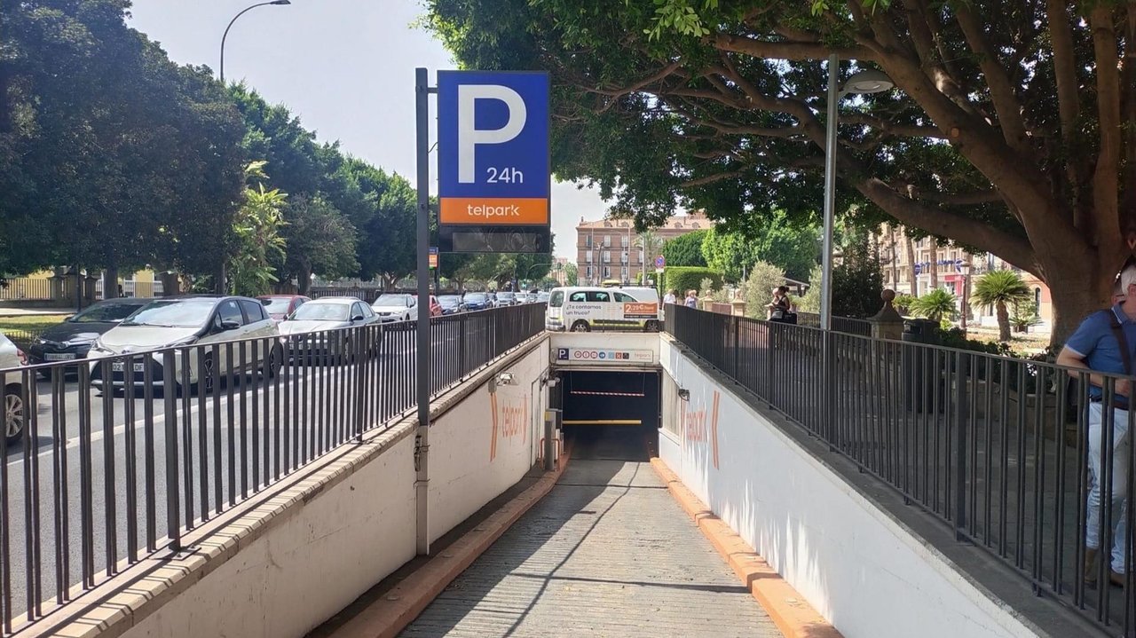 Uno de los accesos al aparcamiento subterráneo de Glorieta de España, en el centro de Murcia