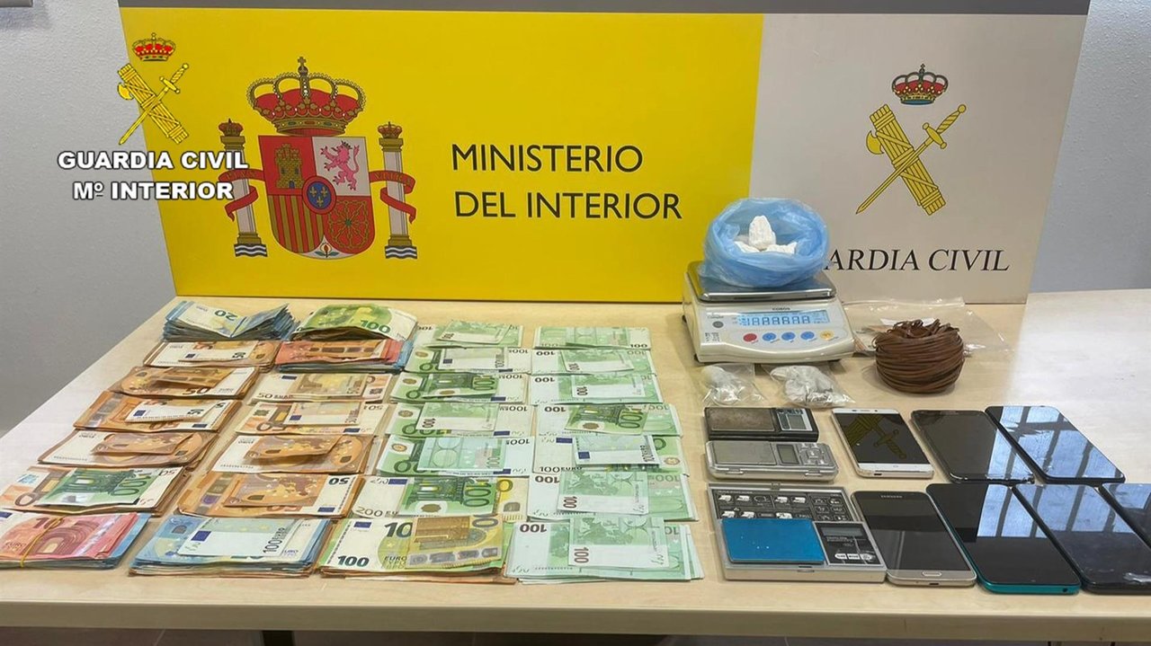 Parte de la droga y de los efectos incautados en el marco de la operación 'Aledus' (foto: GC)