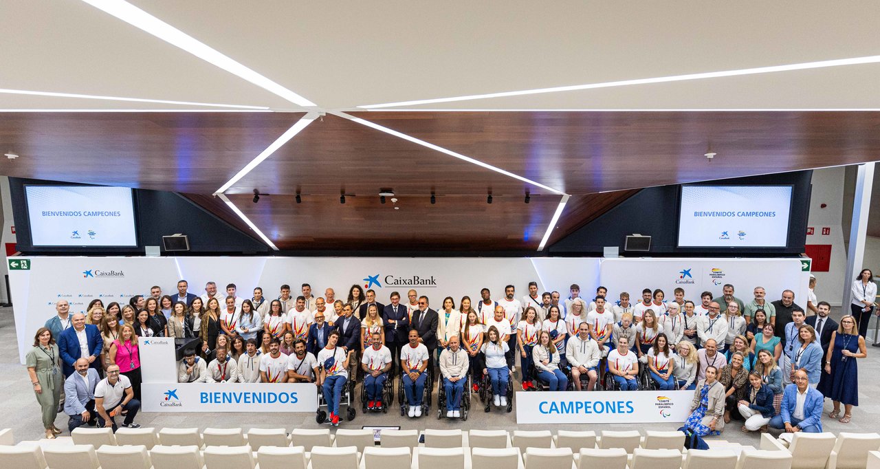 Caixabank recibe a la delegación española de atletas que ha conseguido 40 medallas en los Juegos Paralímpicos (foto: Caixabank)