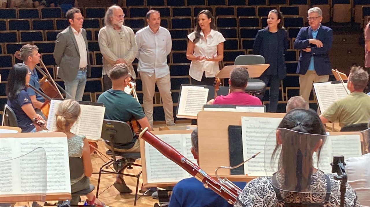 La titular de Cultura, Carmen Conesa, saluda a los músicos de la Orquesta Sinfónica de la Región de Murcia antes de comenzar el ensayo (foto: CARM)