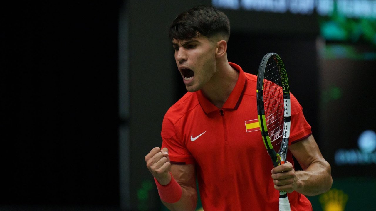 Carlos Alcaraz celebra un punto en la Copa Davis con España (foto: Alvaro Diaz / AFP7 / EP)